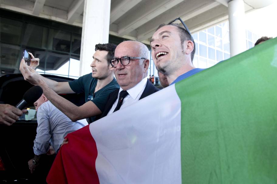 Carlo Tavecchio, presidente della Figc, accolto con una bandiera italiana. Ansa